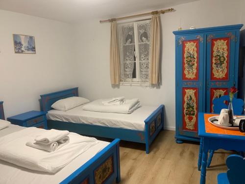 una stanza con due letti e un armadio blu di China Restaurant Hotel Lotus a Rothenburg ob der Tauber