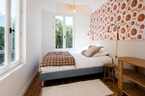 a bedroom with a bed and a wall of windows at Villa Robs - Appartements tout confort, TV connectée, Haut débit, Localisation idéale - Courts séjours & Affaires in Caen