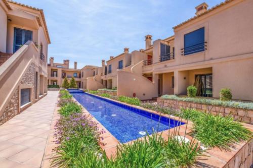 un'immagine di una villa con piscina di Mar Da Luz Apartment a Luz