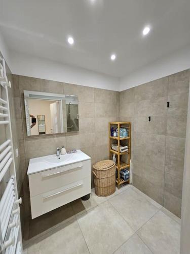 une salle de bain avec un lavabo, un miroir et une douche dans l'établissement Appartement Chez Emma, le luxe en Bord de Mer by Monarca, à Saint-Florent