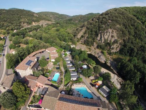 une vue aérienne d'une station de montagne dans l'établissement Gîtes de Neyrac, appartement Violette - piscine, rivière à 100 m, vue sur les collines, à Meyras