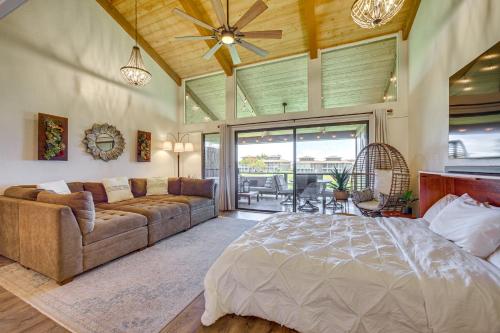 瓦克拉Chic Waikoloa Condo with Lanai and Complex Pools!的带一张大床和一张沙发的卧室