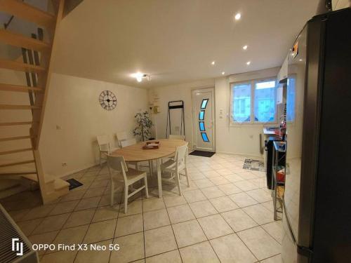 une cuisine et une salle à manger avec une table et des chaises dans l'établissement Chez Laura et Jean-Marc, à Angres