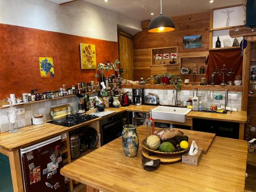 une cuisine avec une table avec un bol de fruits dessus dans l'établissement Appartement 110m2 chaleureux et familial, à Briançon