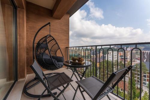 ein Balkon mit zwei Stühlen und einem Tisch auf einem Balkon in der Unterkunft Pino Silvestre SPA 19 in Zlatibor