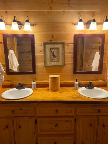 Ένα μπάνιο στο The cozy Lazy Laurel with year-round mountain views, hot tub, fire pit