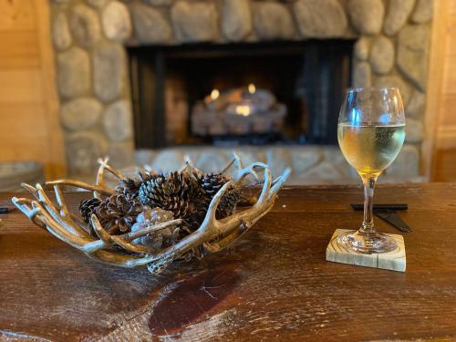 Ποτά στο The cozy Lazy Laurel with year-round mountain views, hot tub, fire pit