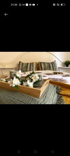 a table with flowers on top of a bed at Encanto en el Moncayo in San Martín de Moncayo