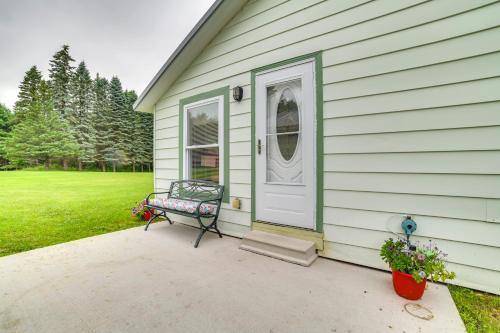 Κήπος έξω από το 11 Mi to Lake Fife Farmhouse with Yard and Fire Pit!