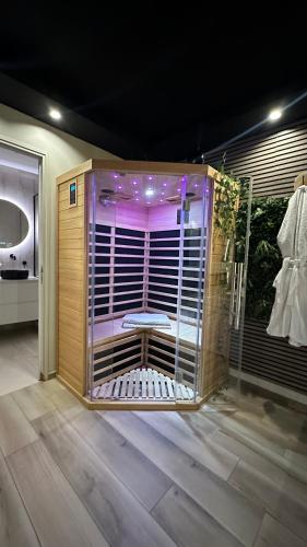 une cage à oiseaux avec un banc à l'intérieur dans l'établissement Jungle Spa, à Mézy