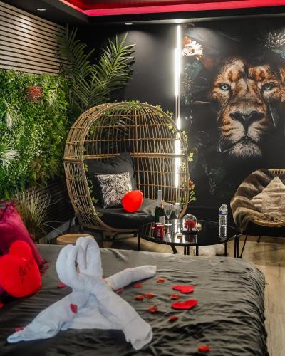 une pièce avec un grand tableau de lion sur le mur dans l'établissement Jungle Spa, à Mézy