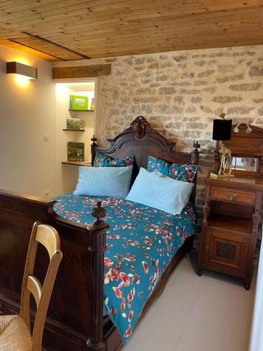 - une chambre avec un lit et une table avec une table de chevet dans l'établissement Les Iris, à Fontenay-près-Vézelay