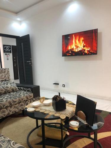 Μια τηλεόραση ή/και κέντρο ψυχαγωγίας στο APPARTEMENT MEUBLE DAKAR Suite 3