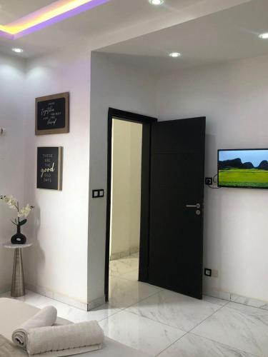 Μια τηλεόραση ή/και κέντρο ψυχαγωγίας στο APPARTEMENT MEUBLE DAKAR Suite 3