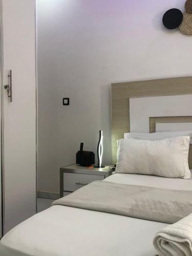 Ένα ή περισσότερα κρεβάτια σε δωμάτιο στο APPARTEMENT MEUBLE DAKAR Suite 3