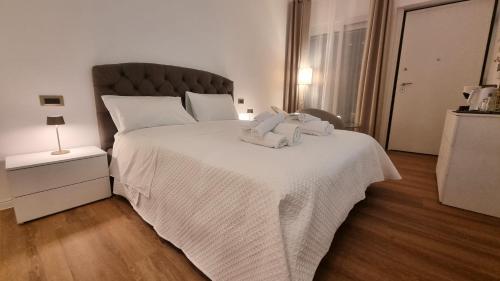 a bedroom with a large bed with towels on it at La Ginestra C&B House and Rooms in Castel di Sangro