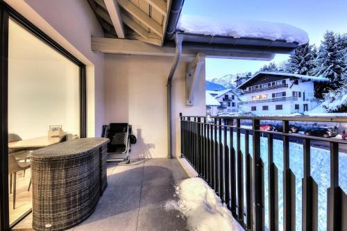 Elle comprend un balcon offrant une vue sur une montagne enneigée. dans l'établissement appartment 307, à Saint-Gervais-les-Bains