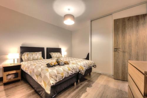 une chambre avec un lit avec un ours en peluche dessus dans l'établissement appartment 307, à Saint-Gervais-les-Bains