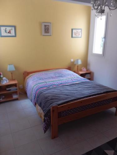 - une chambre avec un lit, 2 tables de nuit et une fenêtre dans l'établissement la pinède, à Agon-Coutainville