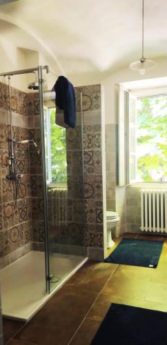 a bathroom with a shower and a window at Casale del Cantico in Brenta
