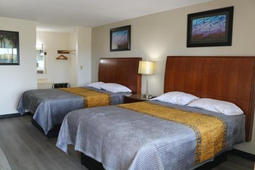 una habitación de hotel con dos camas en una habitación en Budget inn, en Greenville