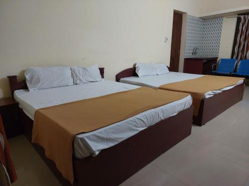 グルヴァイアールにあるAdhithya Apartmentsの部屋に並んで置かれた2つのベッド