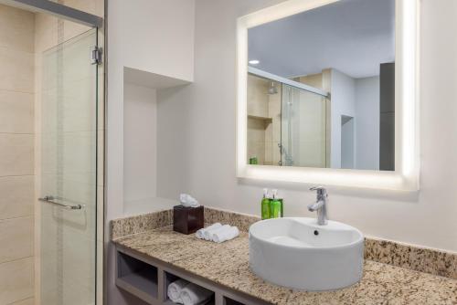 Koupelna v ubytování Holiday Inn Express San Jose Forum by IHG