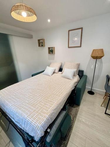 un lit d'hôpital dans une pièce avec une lampe dans l'établissement L'Escobar Troyen, à Troyes