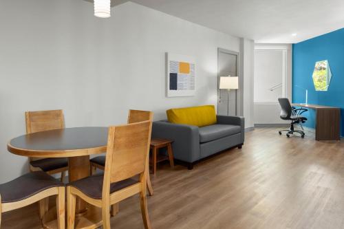 Posezení v ubytování Holiday Inn Express San Jose Forum by IHG