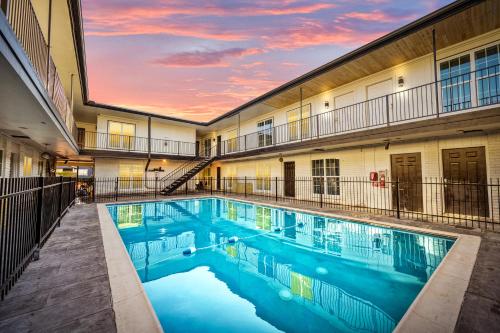 a swimming pool in the courtyard of a building at Heights 1BR Chic Apt with King Bed & Pool in Houston