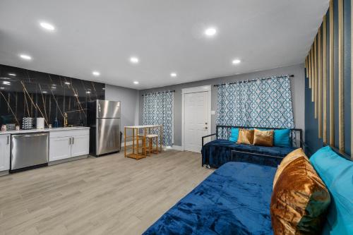 a living room with a blue couch and a kitchen at Heights 1BR Chic Apt with King Bed & Pool in Houston