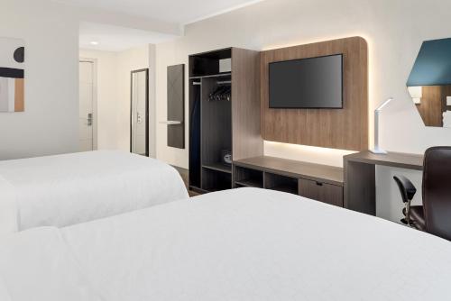 Postel nebo postele na pokoji v ubytování Holiday Inn Express San Jose Forum by IHG