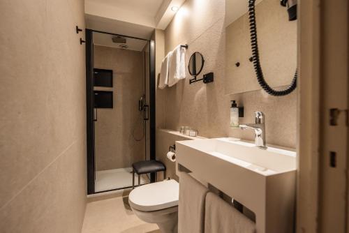 Koupelna v ubytování Hostellerie La Claire Fontaine, Logis hôtels & Spa