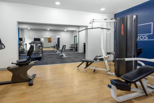 Fitness centrum a/nebo fitness zařízení v ubytování Holiday Inn Express San Jose Forum by IHG