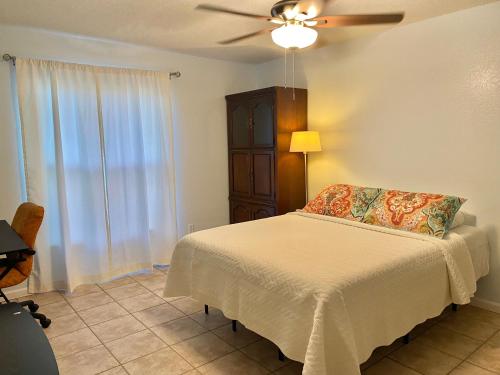 ein Schlafzimmer mit einem Bett und einem Deckenventilator in der Unterkunft - Spacious Master Room with Private Bathroom near UCF, Hospital & Shopping in Orlando