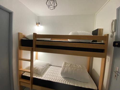 quelques lits superposés dans une chambre dans l'établissement Studio cabine loggia et terrasse secteur prisé des falaises, au Cap d'Agde