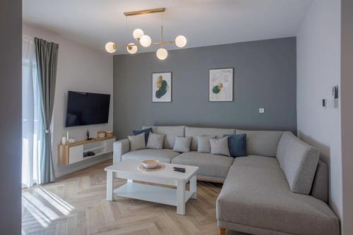 una sala de estar con un sofá y una mesa en Apartment Jules Verne, en Risan