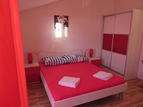 Una habitación en Apartments Petar
