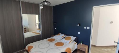 une chambre avec un grand lit et un miroir dans l'établissement Maison Saint Nazaire, à Saint-Nazaire