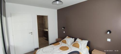 - une chambre avec un lit et une salle de bains dans l'établissement Maison Saint Nazaire, à Saint-Nazaire