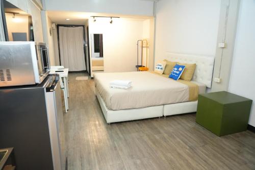 a hotel room with a bed and a television at Bkk39 Airport hotel in Ban Khlong Prawet