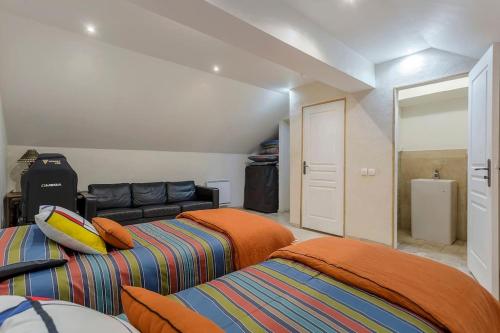 a bedroom with two beds and a couch at le loft du vieux lyon in Lyon