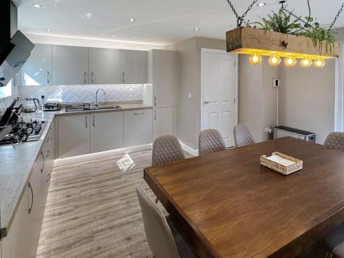 Sheffield Detached Charming 4bd Homeにあるキッチンまたは簡易キッチン