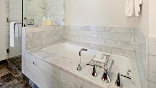y baño con bañera y 2 grifos. en 1302 Lodge At Spruce Peak Ski In Ski Out Two Bedroom By Stowe Mountain Rentals, en Stowe