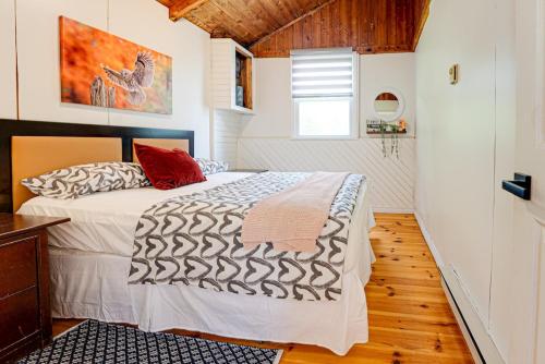 un dormitorio con una cama en una habitación en Love of Lake Cecebe #7 - Maijac Resort & Marina, en Burks Falls