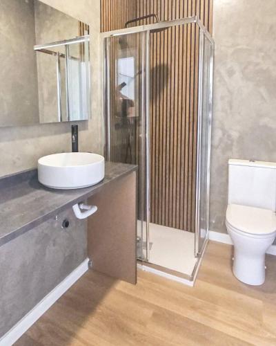 a bathroom with a sink and a toilet at Casa da leira in Madalena