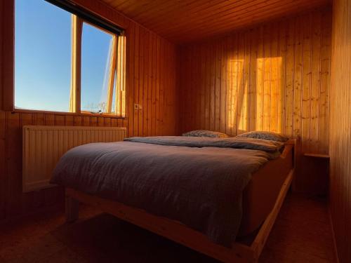 Rúm í herbergi á Dreamy cabin with a garden