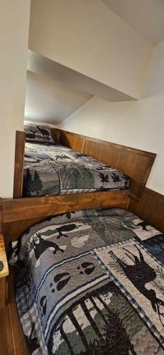 Ein Bett oder Betten in einem Zimmer der Unterkunft Beautiful Riverfront Near Mt Bachelor with Hot Tub