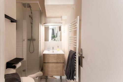 une salle de bain avec un lavabo et une douche dans l'établissement Studio Maréchal Jean Medecin Hyper centre, à Nice