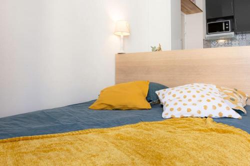 un lit avec deux oreillers dessus dans l'établissement Studio Maréchal Jean Medecin Hyper centre, à Nice